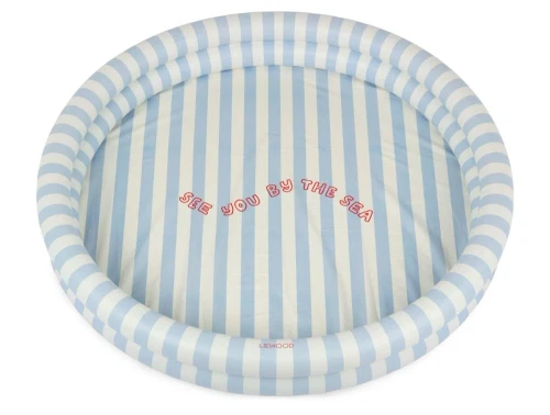 Stribet badebassin fra Liewood med lyseblå og råhvide striber og teksten see you by the sea i bunden LW19952 2457